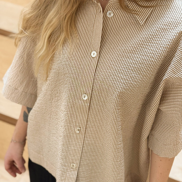 Conservandum SEERSUCKER STRIPE box shirt S_S Tee Birch/ Muchi 690000346