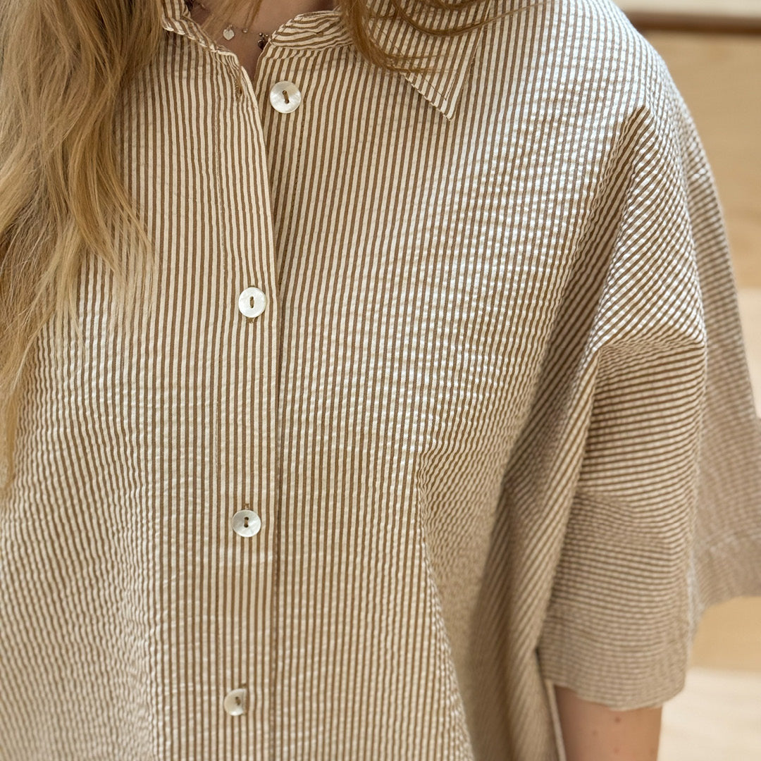 Conservandum SEERSUCKER STRIPE box shirt S_S Tee Birch/ Muchi 690000346