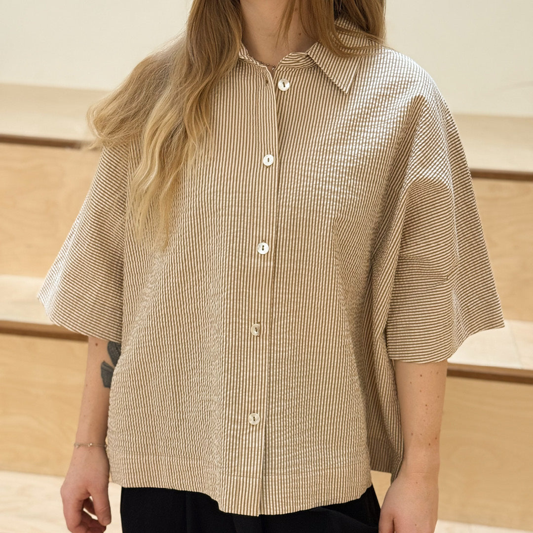 Conservandum SEERSUCKER STRIPE box shirt S_S Tee Birch/ Muchi 690000346